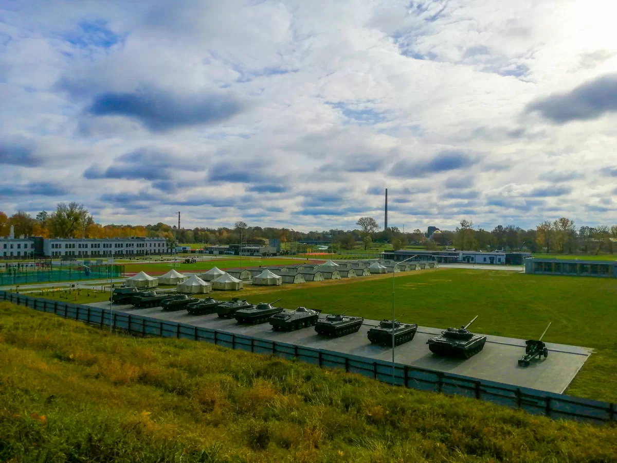 Композиция объектов, техника, облака, зелень, Брестская крепость, патриотический центр