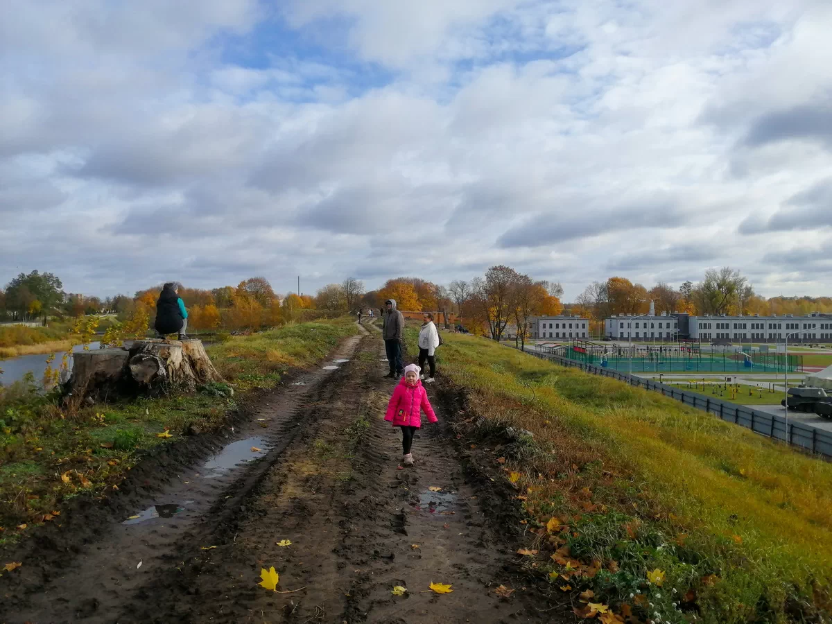 Фотографии людей в грязном месте, индивидуальные снимки, съемка на природе