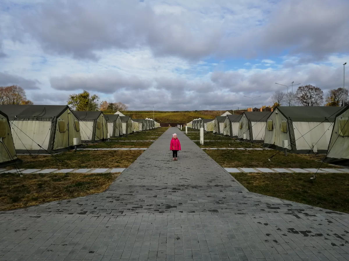 Постановочная фотография человека, медитация, тишина, атмосферное место