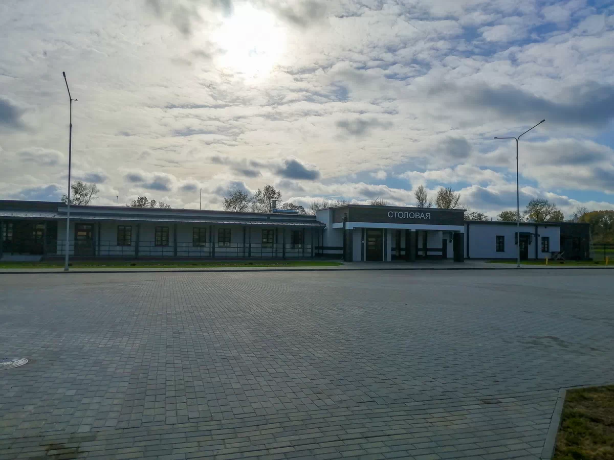 Столовая, солнечные лучи, светотень, атмосфера помещения