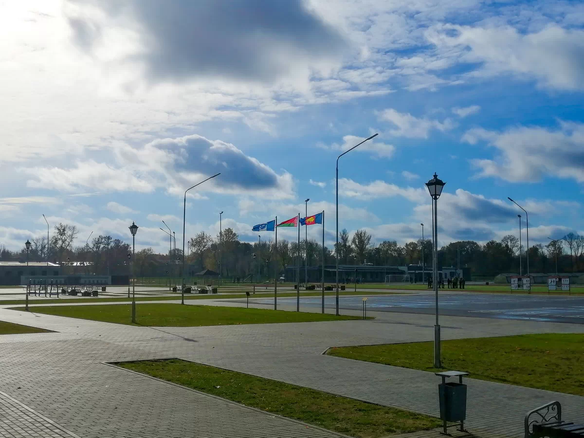 Флаги на ветру, солнечный день, Брестская крепость, природа, праздник