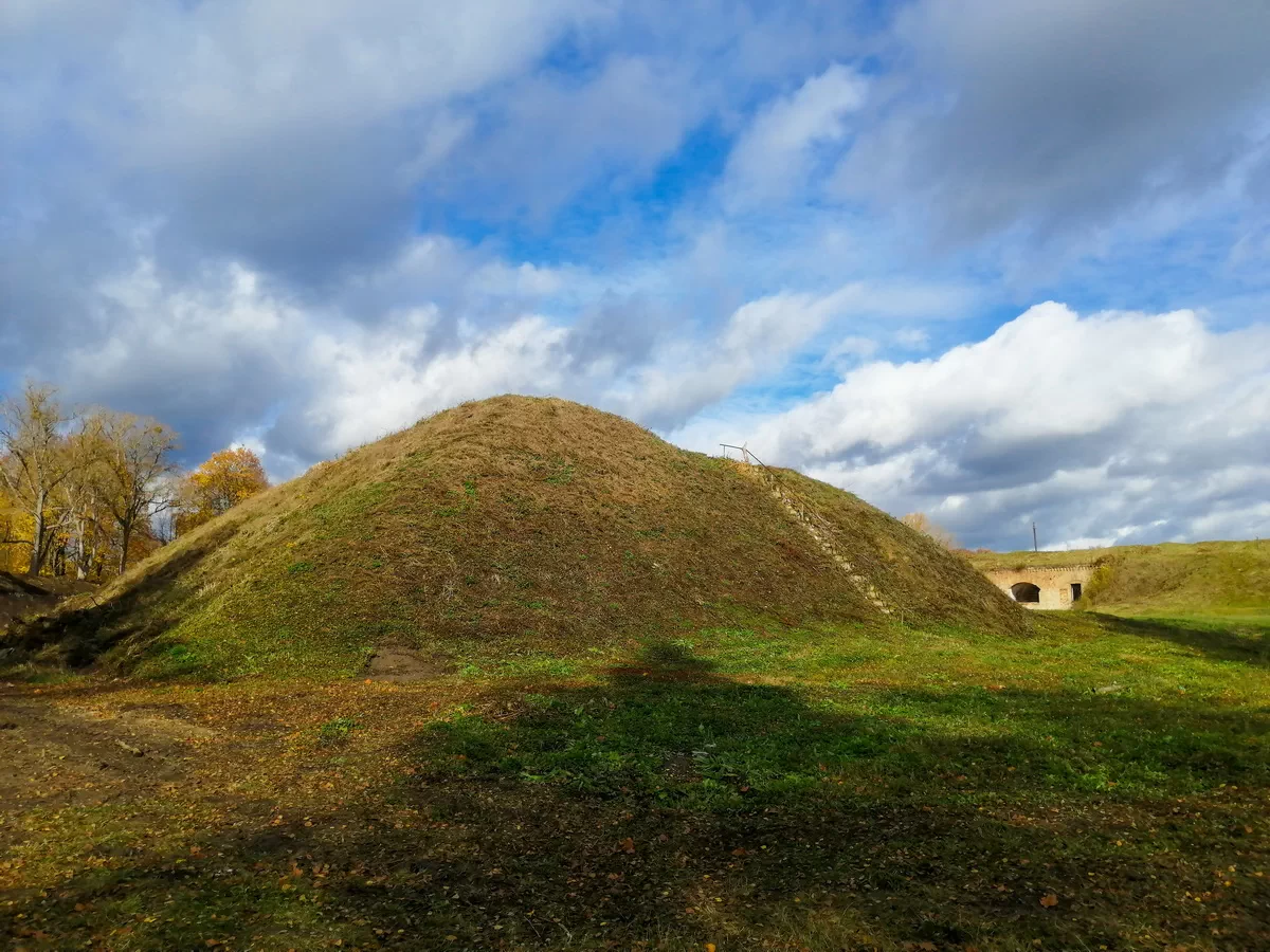 Лестница в крепости, исторический объект, осень