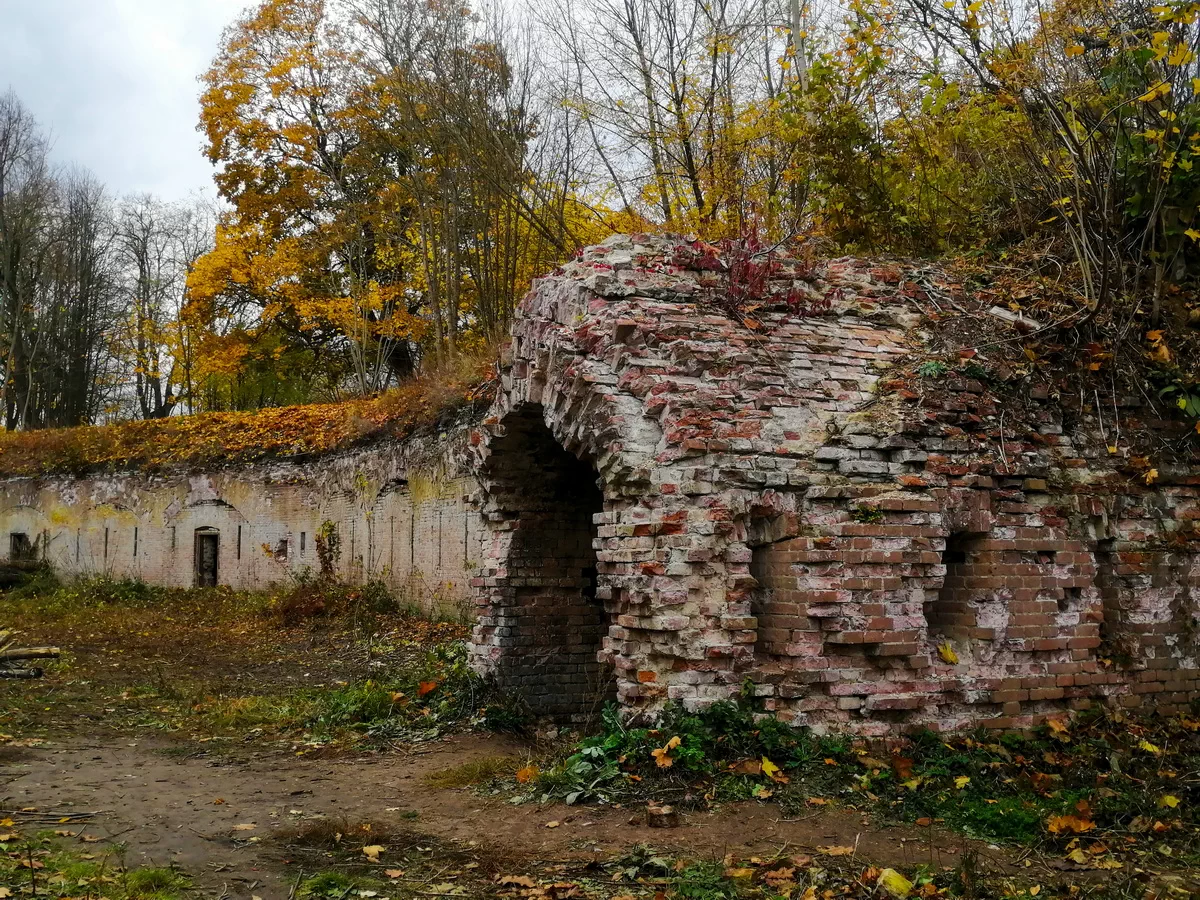 Горизонтальная фотография, осень, мрачность, таинственное место, историческая память, опавшая листва